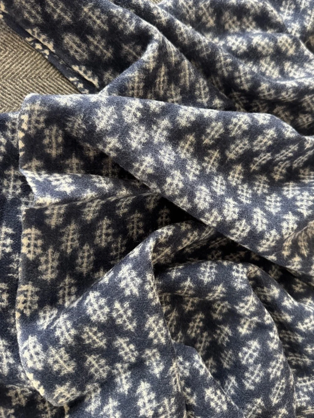 NWOT, NAVY/WHITE WOOL, BLOCKPRINT SCARF WITH FRINGED EDGES ON TWO SIDES